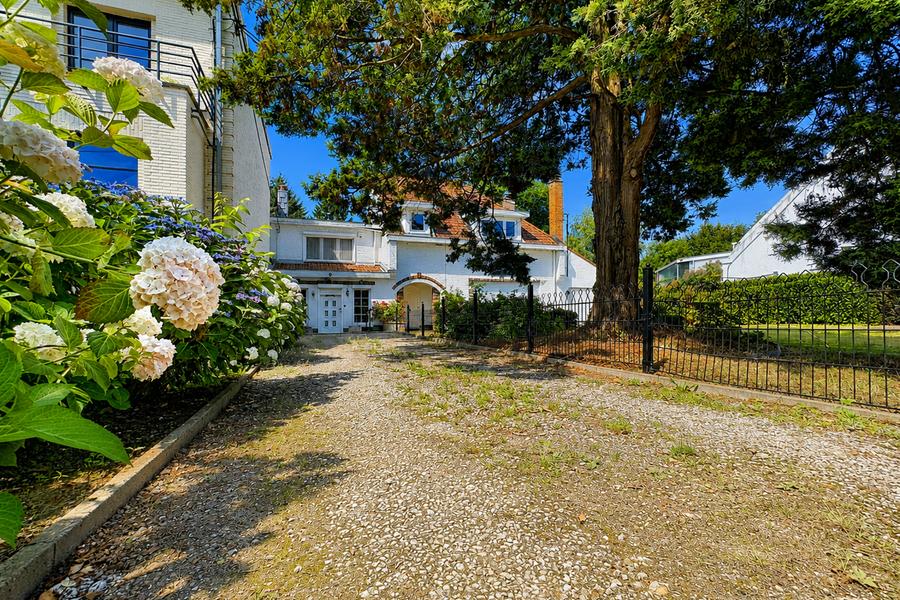 House SALE à Waterloo